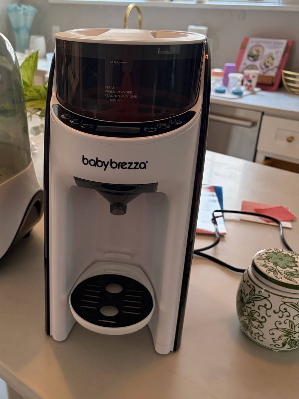 Baby Brezza Formula Pro - White and Black Automatic Formula Dispenser